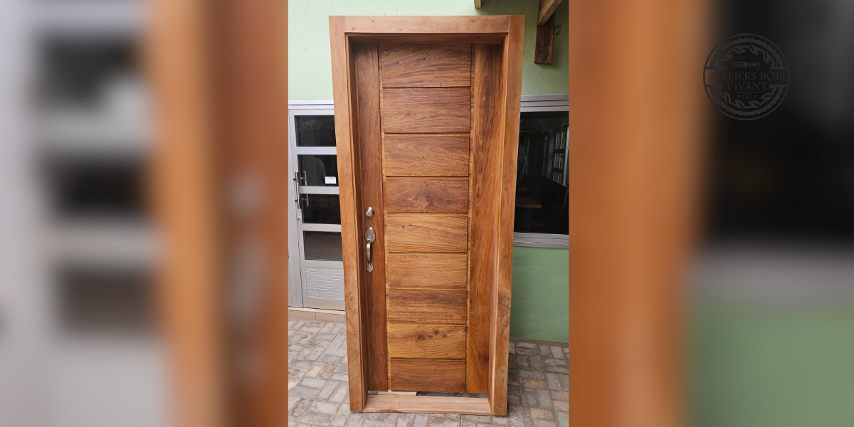 Porte extérieure en Iroko – Ateliers Bois Vivant Ateliers du bois vivant