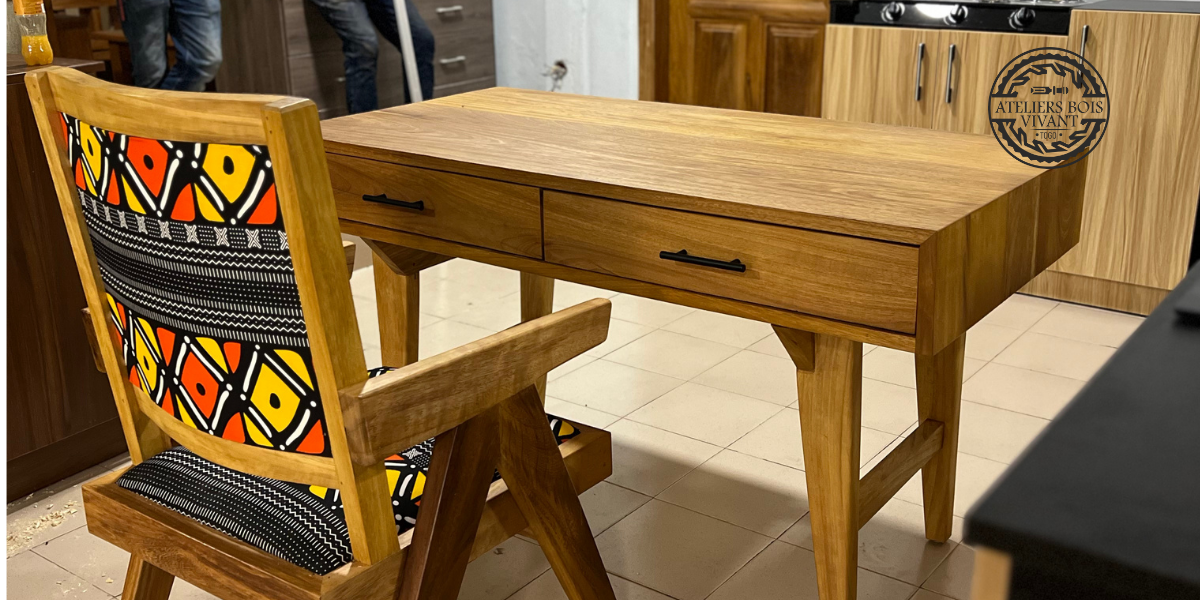 Bureau Design en Iroko avec Chaise à Motifs Africains | Ateliers du Bois Vivant Ateliers du bois vivant