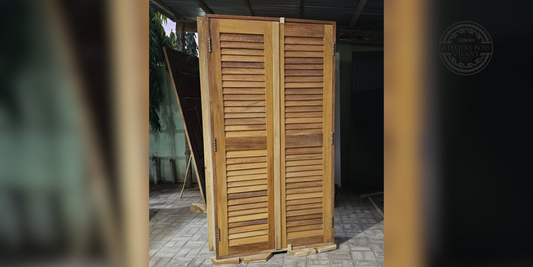 Porte Persienne en Iroko – Élégance Traditionnelle et Ventilation Naturelle | Ateliers du Bois Vivant Ateliers du bois vivant