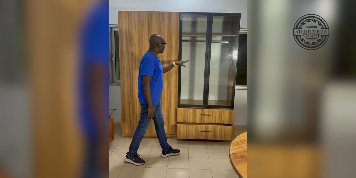 Armoire 3 battants modèle Femme Capable – 220 × 200 cm – Mélaminé avec grande vitrine | Ateliers Bois Vivant Ateliers du bois vivant