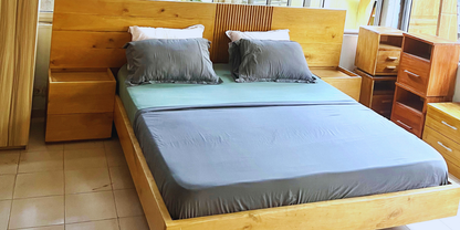 lit majestueux de trois places en bois tropicaux (lingué royal, iroko, Mélina)