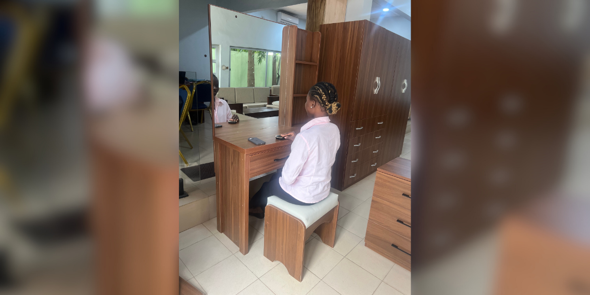 Coiffeuse modèle Harmonie – Élégance fonctionnelle en mélaminé | Ateliers Bois Vivant Ateliers du bois vivant