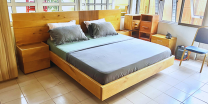 lit majestueux de trois places en bois tropicaux (lingué royal, iroko, Mélina)