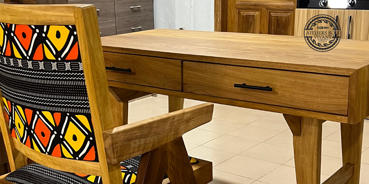 Bureau Design en Iroko avec Chaise à Motifs Africains | Ateliers du Bois Vivant Ateliers du bois vivant