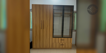 Armoire 3 battants modèle Femme Capable – 220 × 200 cm – Mélaminé avec grande vitrine | Ateliers Bois Vivant Ateliers du bois vivant