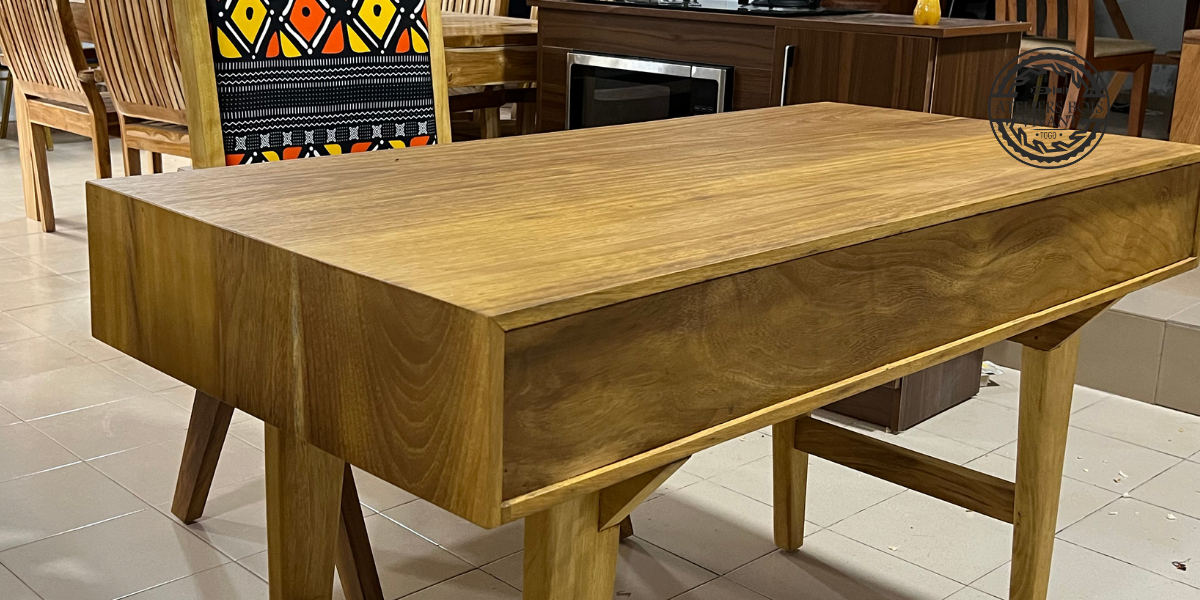 Bureau Design en Iroko avec Chaise à Motifs Africains | Ateliers du Bois Vivant Ateliers du bois vivant