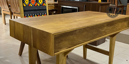 Bureau Design en Iroko avec Chaise à Motifs Africains | Ateliers du Bois Vivant Ateliers du bois vivant