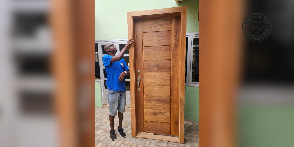 Porte extérieure en Iroko – Ateliers Bois Vivant Ateliers du bois vivant