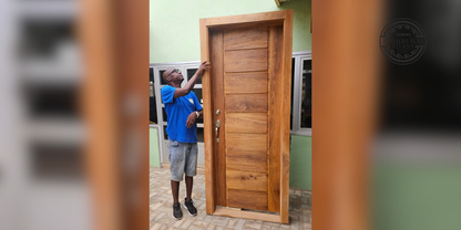 Porte extérieure en Iroko – Ateliers Bois Vivant Ateliers du bois vivant