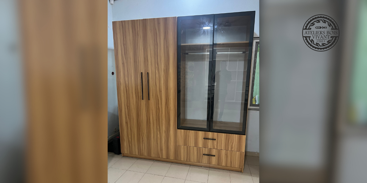 Armoire 3 battants modèle Femme Capable – 220 × 200 cm – Mélaminé avec grande vitrine | Ateliers Bois Vivant Ateliers du bois vivant