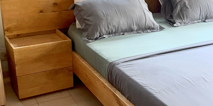 lit majestueux de trois places en bois tropicaux (lingué royal, iroko, Mélina)