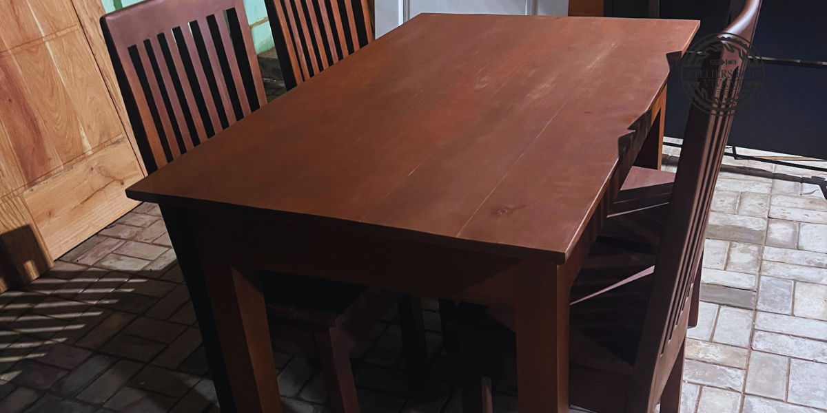 Table de Salle à Manger Modèle Familia en Mélina – Simplicité et Robustesse | Ateliers Bois Vivant Ateliers du bois vivant