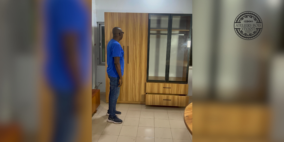 Armoire 3 battants modèle Femme Capable – 220 × 200 cm – Mélaminé avec grande vitrine | Ateliers Bois Vivant Ateliers du bois vivant