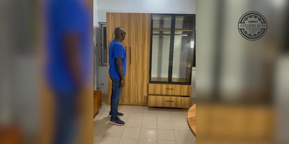 Armoire 3 battants modèle Femme Capable – 220 × 200 cm – Mélaminé avec grande vitrine | Ateliers Bois Vivant Ateliers du bois vivant