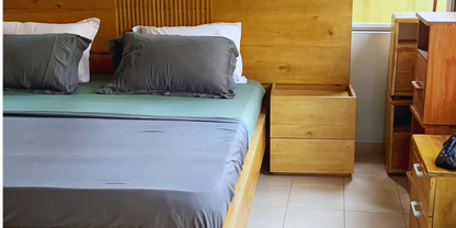 lit majestueux de trois places en bois tropicaux (lingué royal, iroko, Mélina)