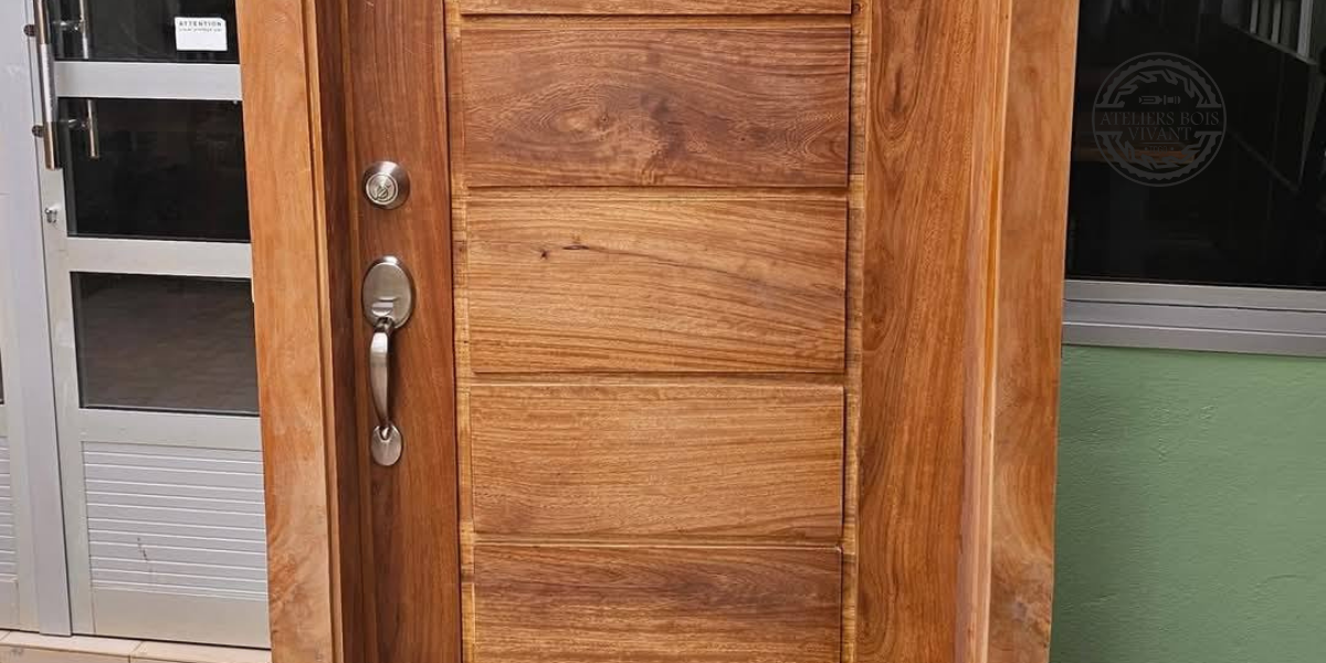Porte extérieure en Iroko – Ateliers Bois Vivant Ateliers du bois vivant