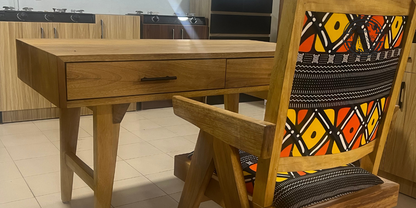 Bureau Design en Iroko avec Chaise à Motifs Africains | Ateliers du Bois Vivant Ateliers du bois vivant