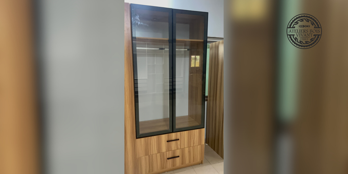 Armoire 3 battants modèle Femme Capable – 220 × 200 cm – Mélaminé avec grande vitrine | Ateliers Bois Vivant Ateliers du bois vivant