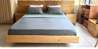 lit majestueux de trois places en bois tropicaux (lingué royal, iroko, Mélina)