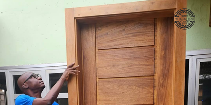 Porte extérieure en Iroko – Ateliers Bois Vivant Ateliers du bois vivant